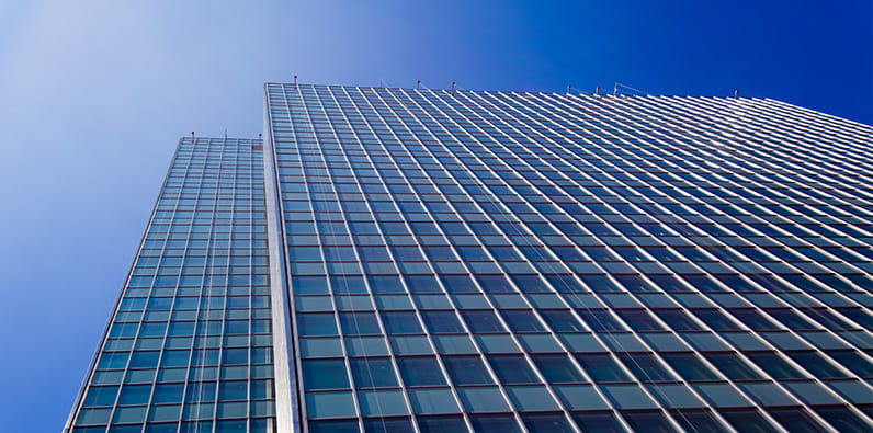 Blok kantor besar dengan latar belakang langit biru